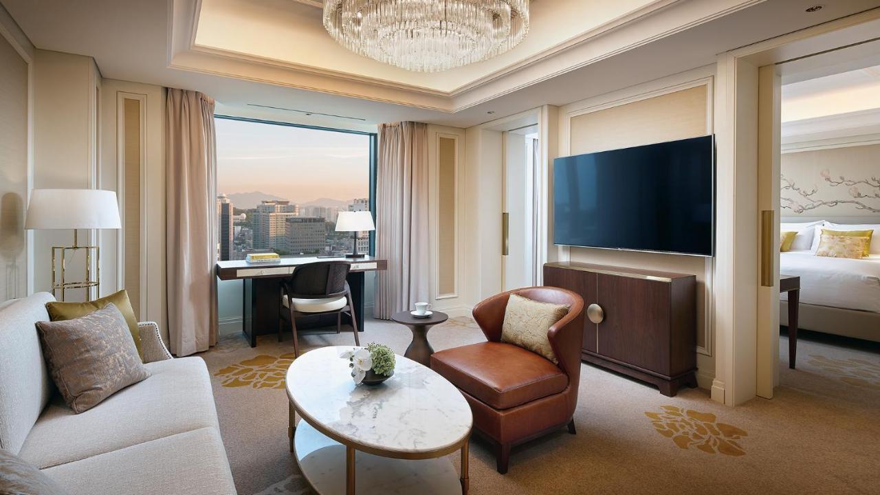 فندق لوتي، سيول إكزكيوتف تاور المظهر الخارجي الصورة A living room in a suite at The Ritz-Carlton, Osaka